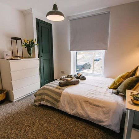 Quiet Location - 3 Bedroom Family House With 3 Shower Room - 2 Parking Spaces 플리머스 외부 사진