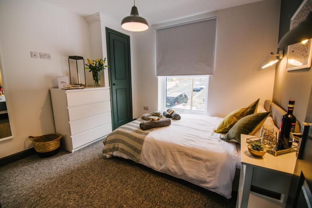 Quiet Location - 3 Bedroom Family House With 3 Shower Room - 2 Parking Spaces 플리머스 외부 사진
